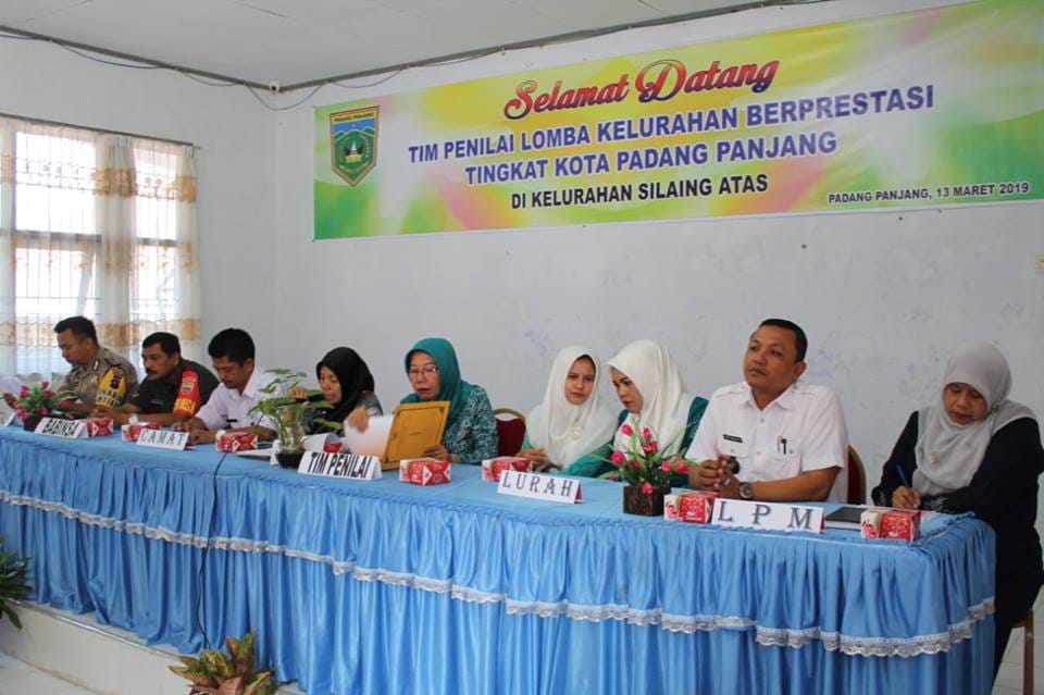 Wakil Ketua TP PKK Kota Padang Panjang Nova Era Yanthy Asrul bersama tim penilai ketika mengunjungi kelurahan Sialing Atas